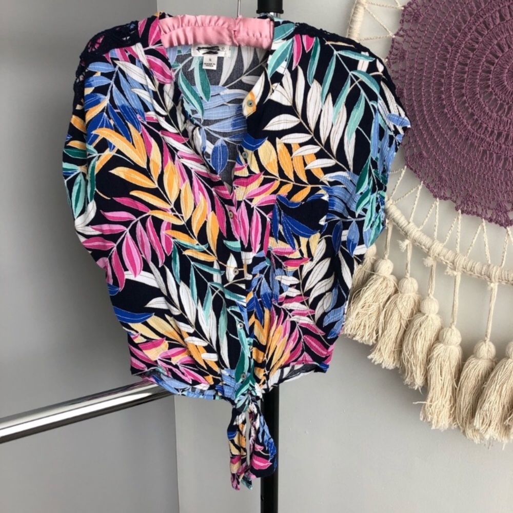 Studio JPR Hawaiian Print Lace Embroidered Top